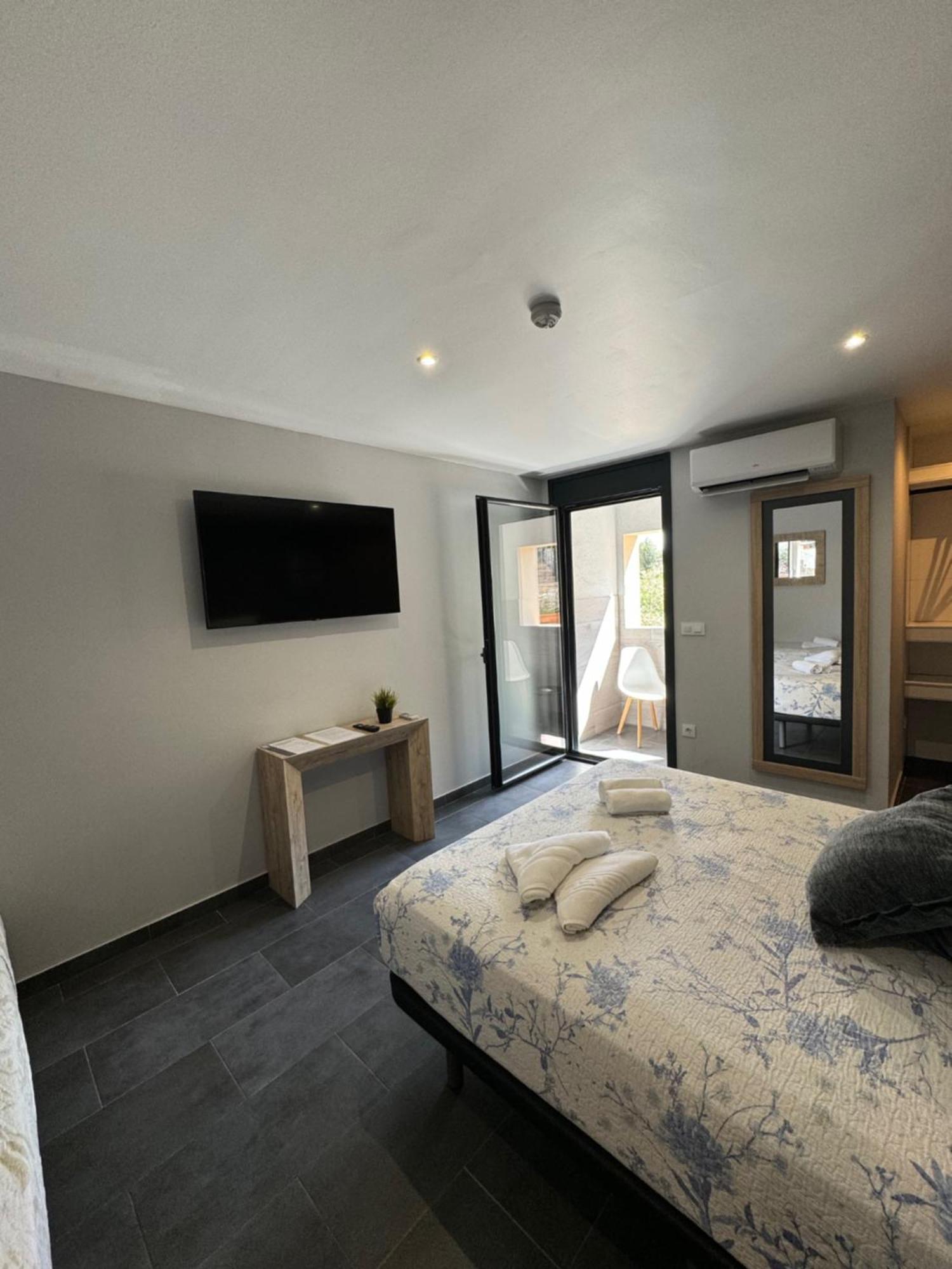 เอล เปอตี มิราดอร์ Hotel Torrelles De Llobregat ภายนอก รูปภาพ
